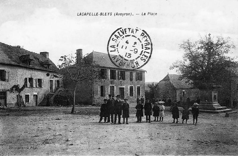LACAPELLE-BLEYS (Aveyron). – La Place